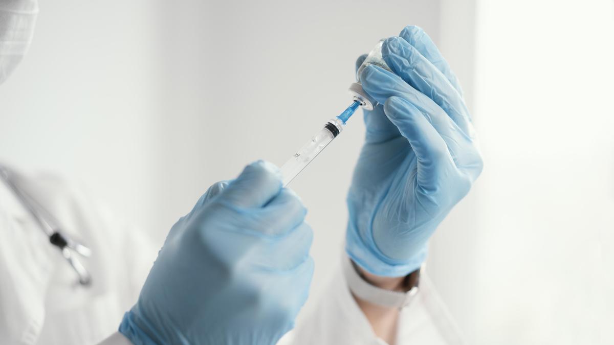 Médico com uma seringa de imunobiológicos na mão