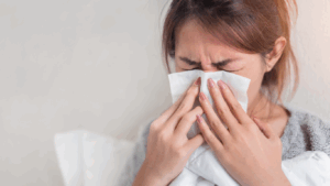 rinite; asma; dermatite: mulher com alergia